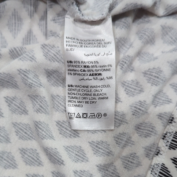 Chico's Black and White Geometric Long Sleeve Top Classic Basic - Picture 9 of 9